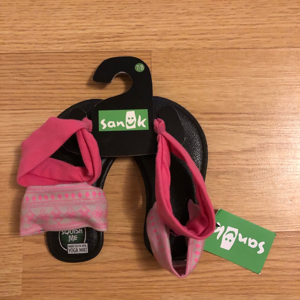 New “Sanuk” sandals size 7/8